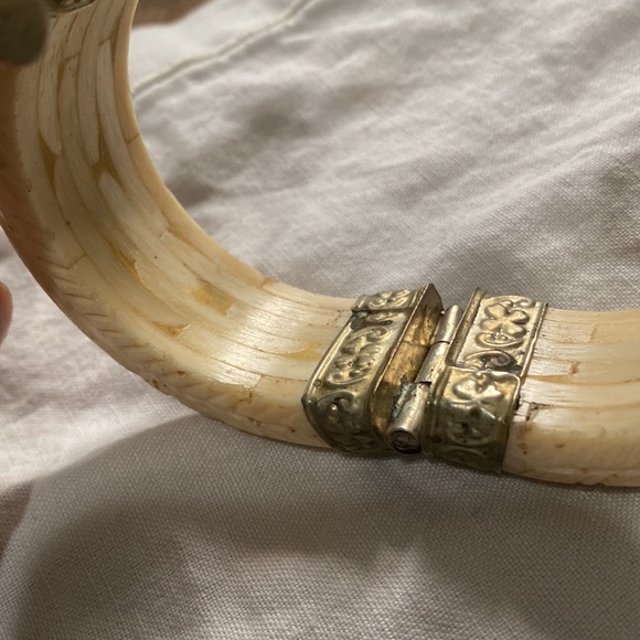 Vintage hand carved ivory bracelet. An heirloom from the before times. - Picture 5 of 6